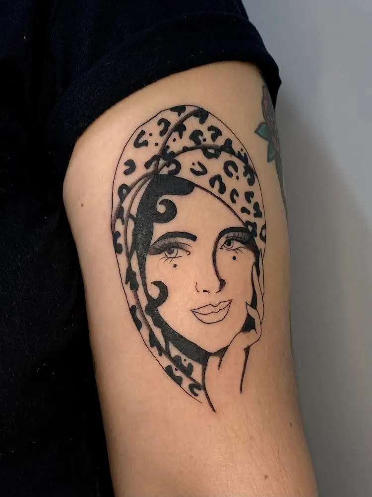 Tatuagem a preto feita no estúdio: rosto de mulher com lenço de padrão de leopardo